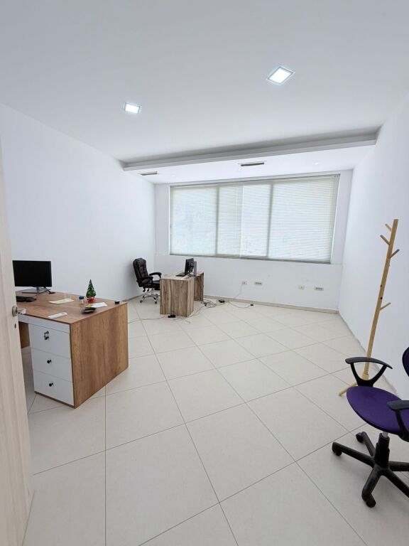 JEPET ME QERA AMBIENT BIZNESI ZONA E ISH KENETES, DURRES