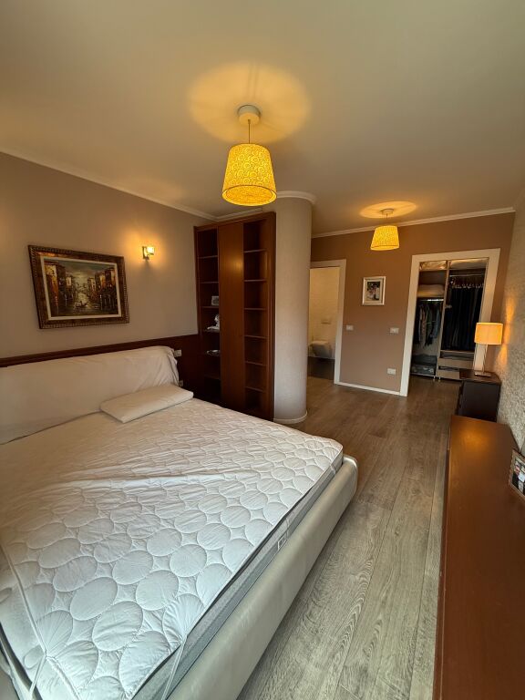 Perballe Delijorgjit Shitet Super Apartament 3+1 Me Mundesi Ndarje Ne 2 Apartamente!