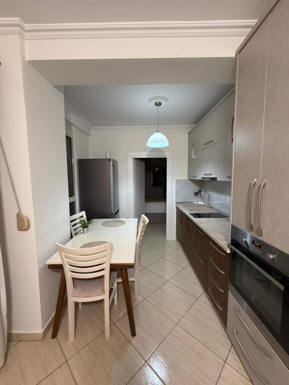 Affittasi 1+1, Università Europea