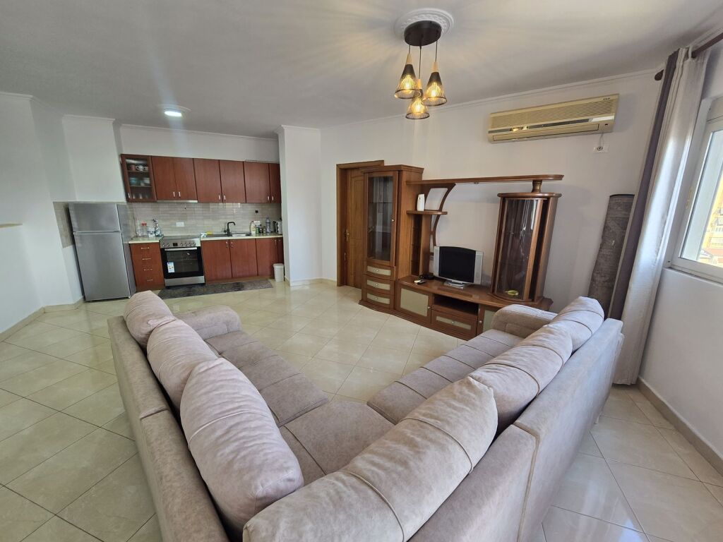 Tek Rruga Barrikadave Jepet Me Qira Apartament Modern 2+1 Mobiluar!