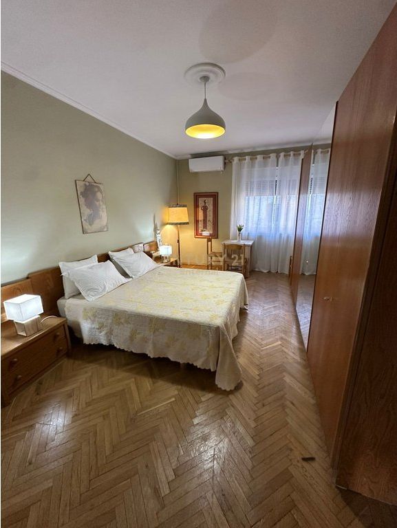 Jepet me qira apartament 1+1 te Tregu Çam, përballë Bankës së Shqipërisë.
