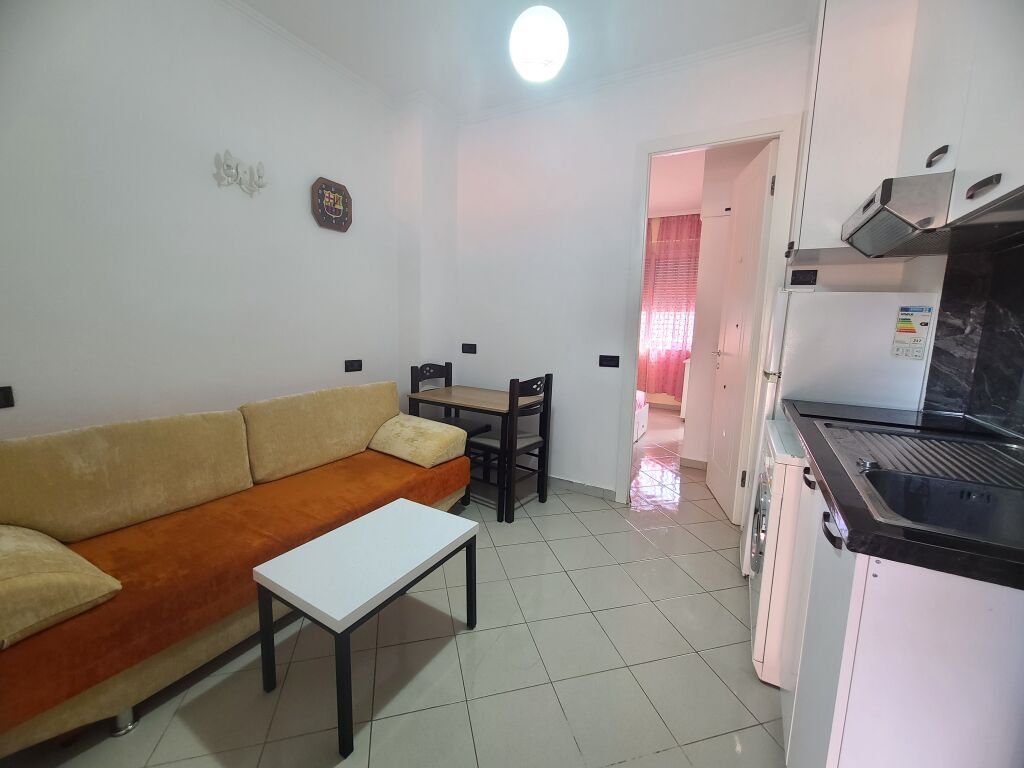 Apartment on the 3rd floor. 1 minute from Concord Center, fully equipped. Internet, etc.