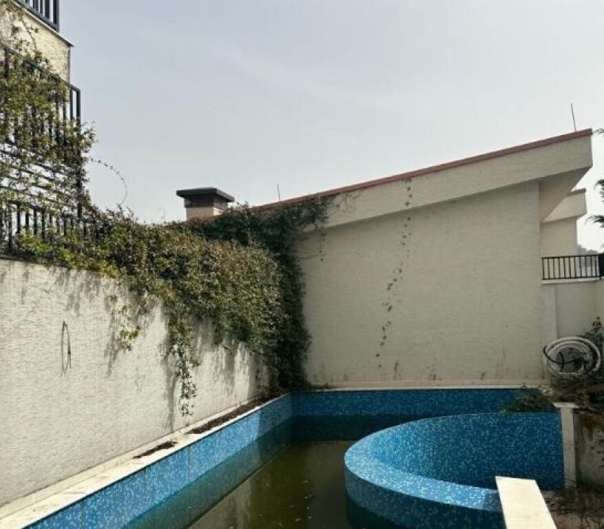 Shitet Vile me pishine