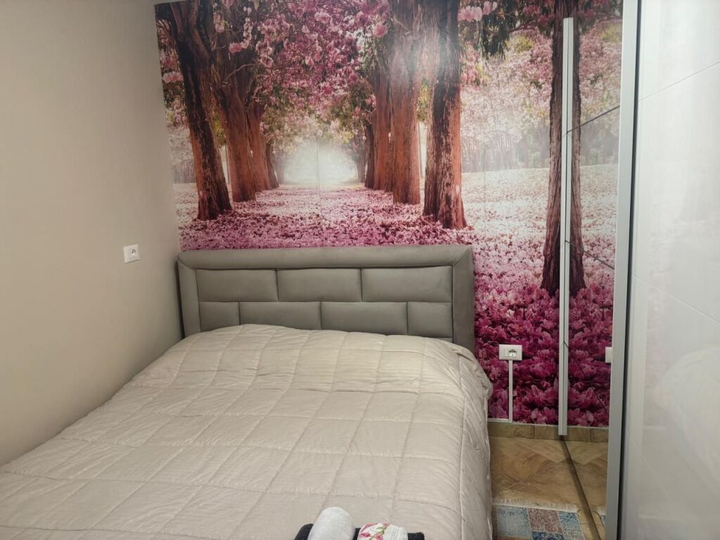 🏢Rruga e Barrikadave,jepet me qera apartament 1+1,i mobiluar. 650Euro