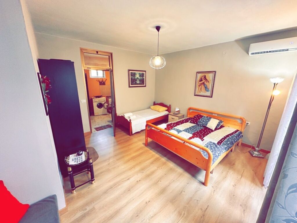 Pak minuta larg Sheshit Avni Rustemi,Rr.Fadil Rada jepet me qera garsoniere 40m2 e mobiluar.30,000 Leke