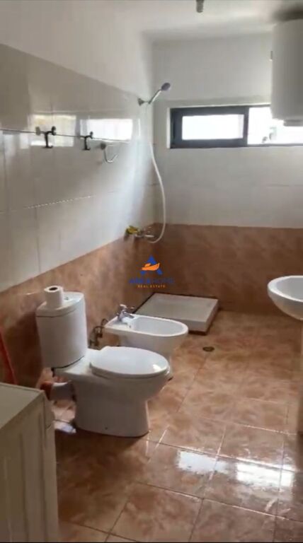 JEPET APARTAMENT 2+1 ME QERA "TEK 21 DHJETORI, RR. SHEFQET MASARAI" 60.000 LEKE