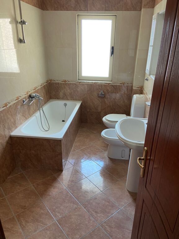 JEPET ZYRE ME QERA 3+1 KOMUNA E PARISIT