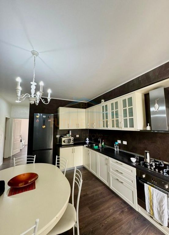 Qera, Apartament 2+1+2+ Post parkimi , Fresk