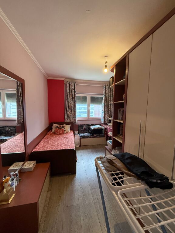 Perballe Delijorgjit Shitet Super Apartament 3+1 Me Mundesi Ndarje Ne 2 Apartamente!