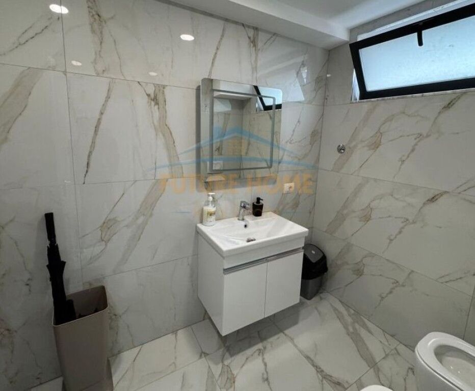 Qera Ambient Biznesi, Bulevardi Zogu 1, Tirane