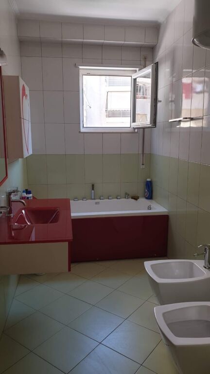 2+1,i mobiluar te kompleksi panorama stacion treni,700 euro