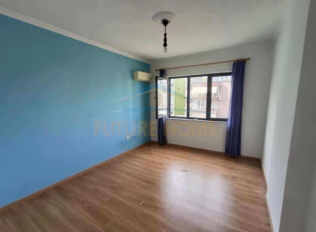 Qera, Ambjent zyre, Bllok,Tiranë