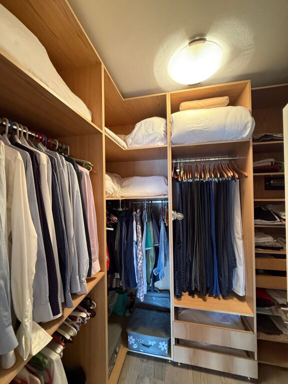 Perballe Delijorgjit Shitet Super Apartament 3+1 Me Mundesi Ndarje Ne 2 Apartamente!