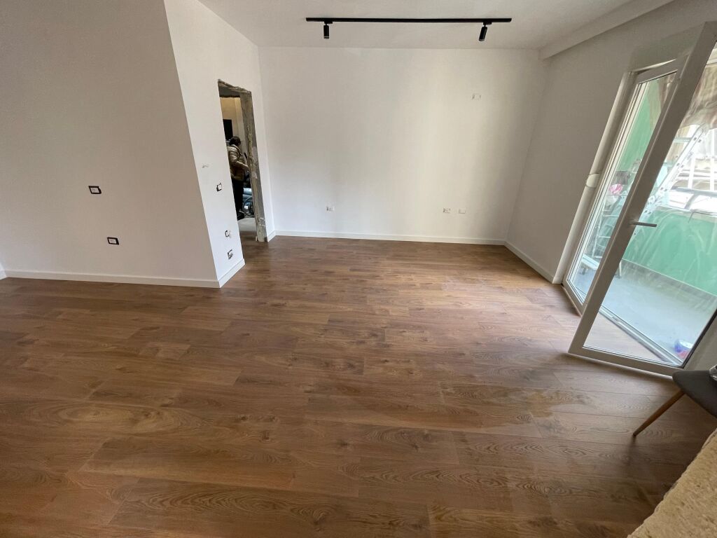 🏢Pak minuta larg Stadiumit Air Albania ,Rr.Dervish Hima jepet me qera per zyra,apartament 1+1,Bosh. 1,000 €(Neto)