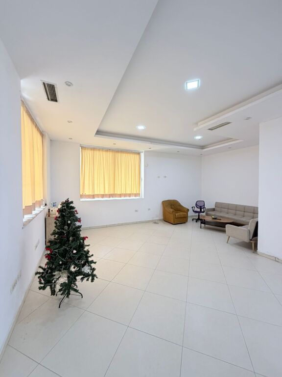 JEPET ME QERA AMBIENT BIZNESI ZONA E ISH KENETES, DURRES