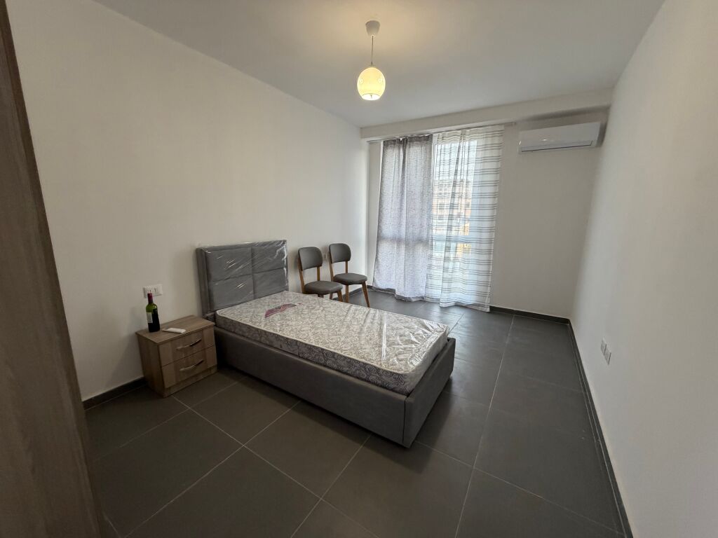 🏡 Appartamento 3+1 in affitto a 5 Maji  Alla fine della strada, in un palazzo nuovo, al 3° piano. Spazio ampio e illuminazione naturale.  💰 65.000 lek/mese 📩 Contatta per maggiori informazioni!
