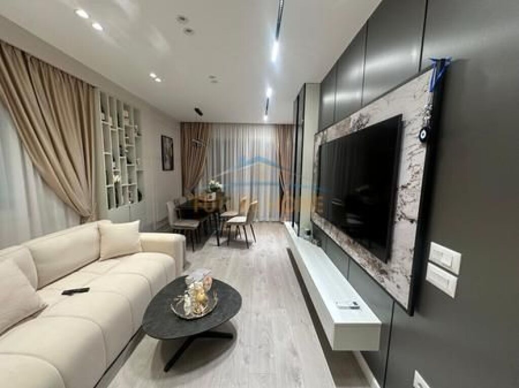 Shitet Apartament 3+1+2,tek Kompleksi E-88,Tiranë.