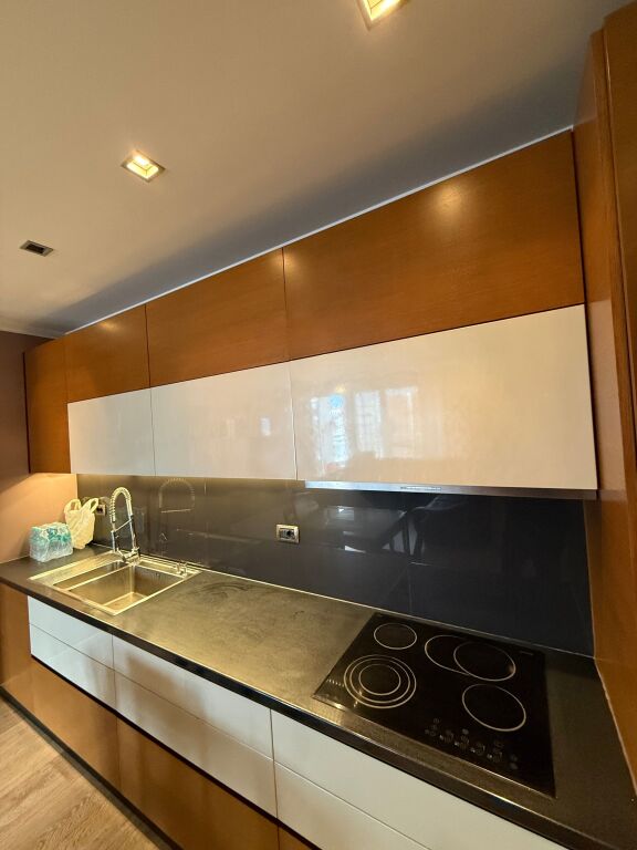 Perballe Delijorgjit Shitet Super Apartament 3+1 Me Mundesi Ndarje Ne 2 Apartamente!