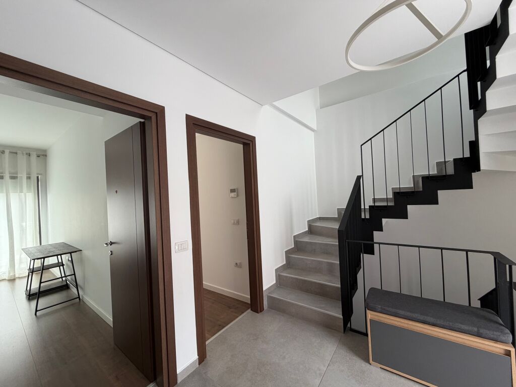 Vilë 3+1+oborr+garazhd me qera në ne TEG - MULLET