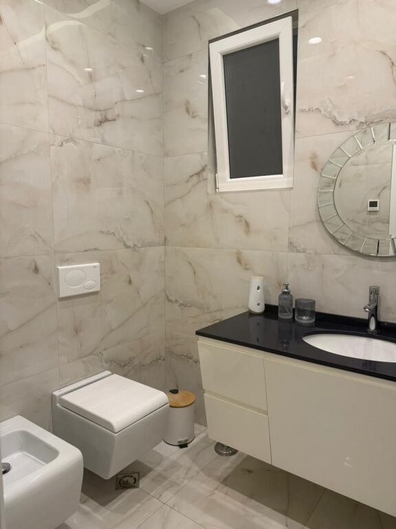 Jepet me qera 2+2 mobiluar kopshti botanik 850 eu