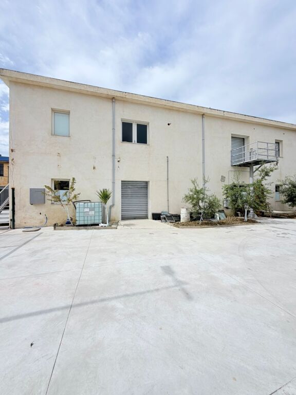 JEPET ME QERA MAGAZINE NE ZONEN E SHKOZETIT, DURRES