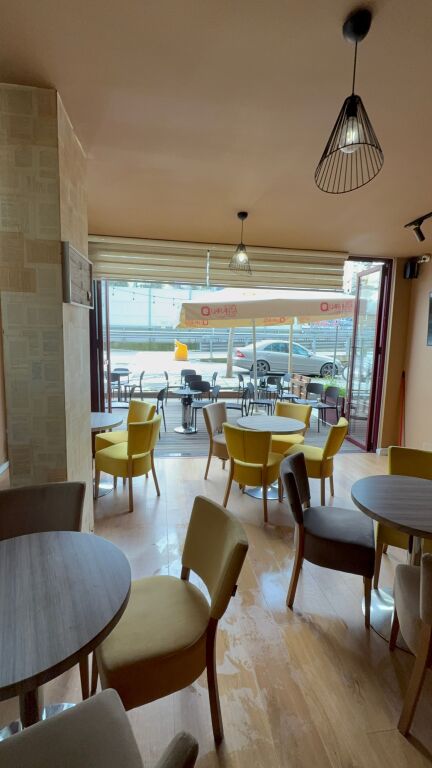 Tek Komuna e Parisit, Shitet Ambient Biznesi Me Verandë &amp; Pranë Rrugës Kryesore!