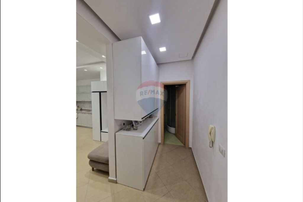 Appartamento in affitto 1+1 a Komuna e Parisit