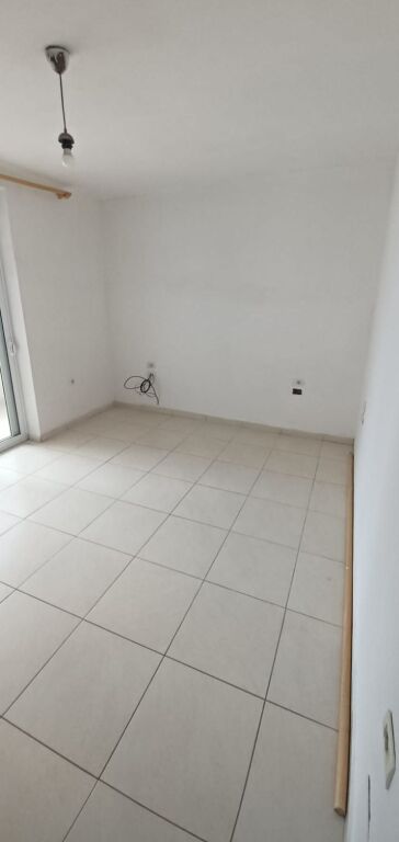 Xhamllik, Nikolla Zoraqi St. apartment 3+1+2 for rent, partially furnished 40,000Leke