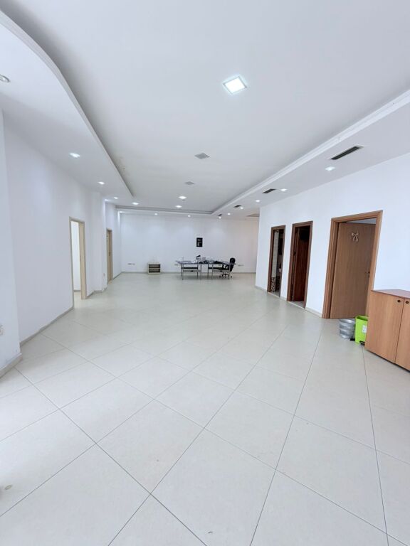 JEPET ME QERA AMBIENT BIZNESI ZONA E ISH KENETES, DURRES