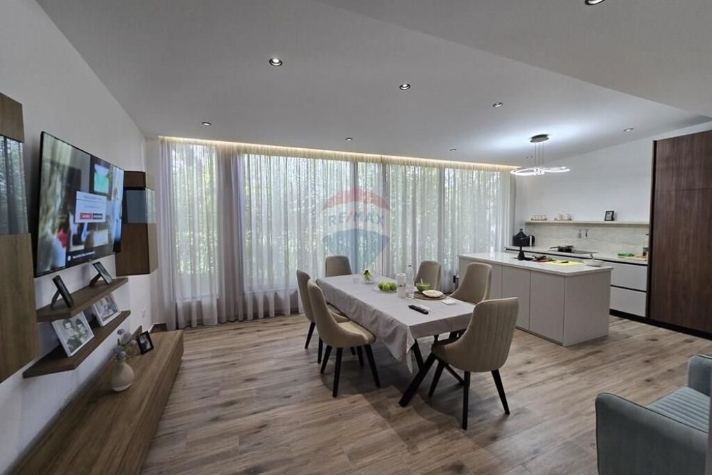 Vilë 3-katëshe me qera në Bërzhitë