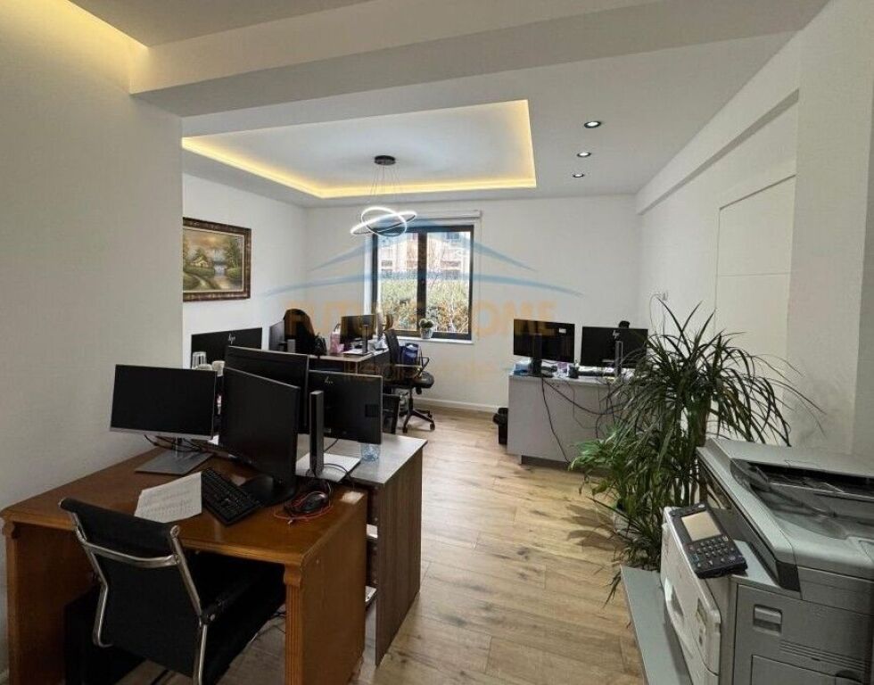 Qera Ambient Biznesi, Bulevardi Zogu 1, Tirane