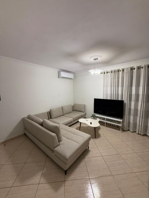 Affittasi 1+1, Università Europea