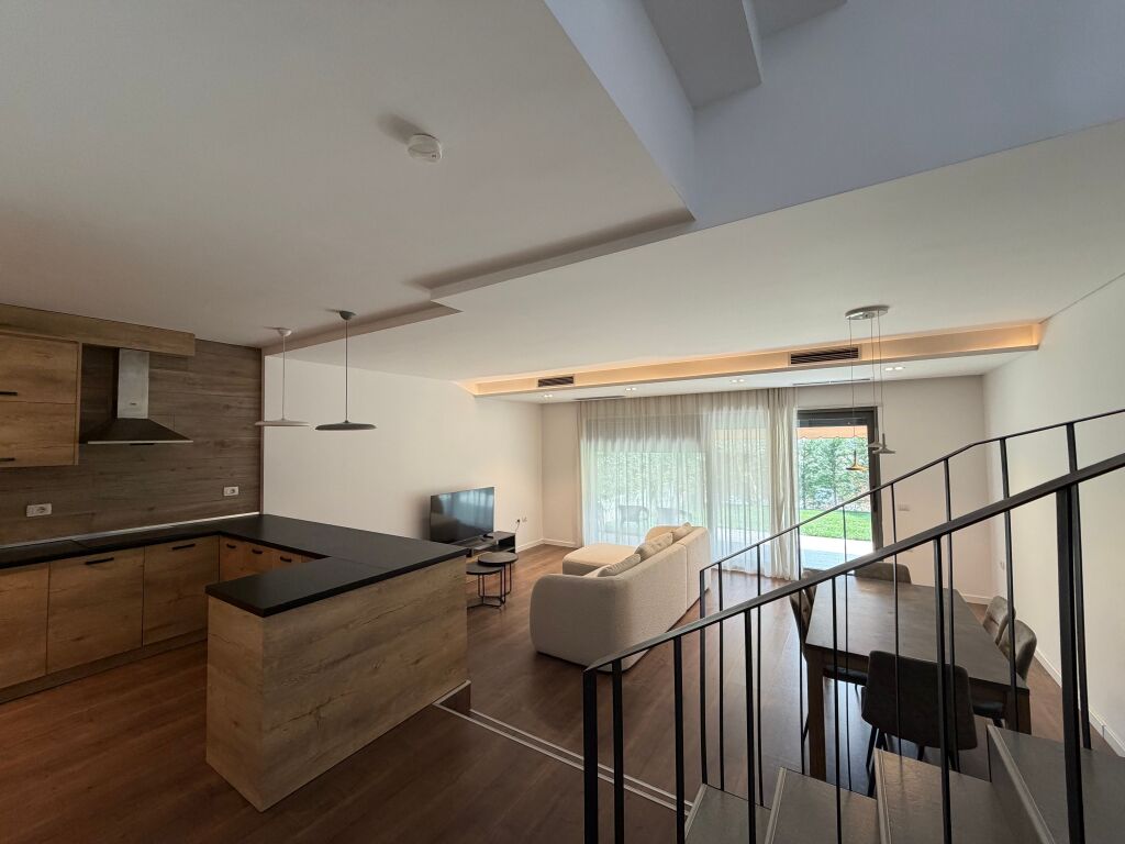 Vilë 3+1+oborr+garazhd me qera në ne TEG - MULLET