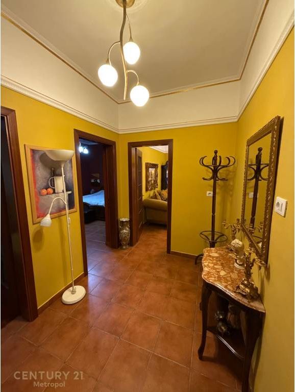 VENDESI APPARTAMENTO 2+1 VICINO AL EX MERCATO ELETTRICO