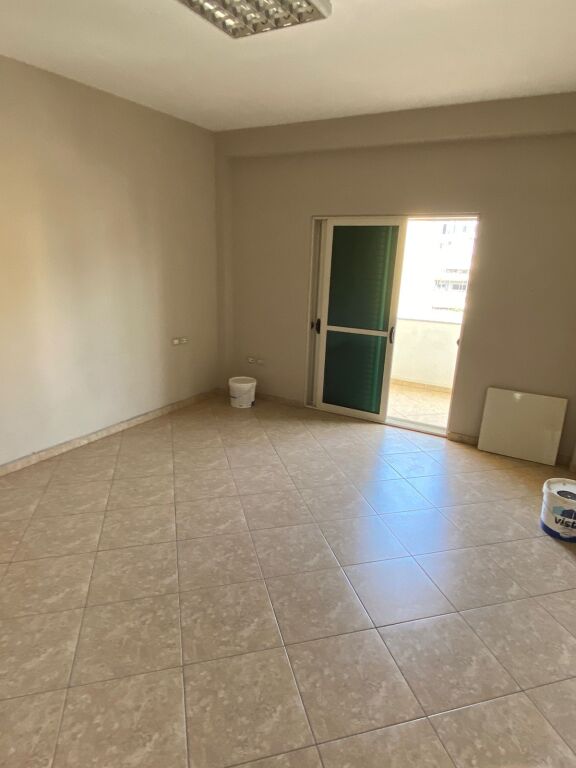 JEPET ZYRE ME QERA 3+1 KOMUNA E PARISIT