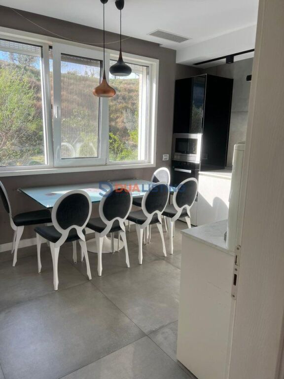 Duplex moderno in affitto con posto auto incluso alla Residenza Kodra e Diellit!