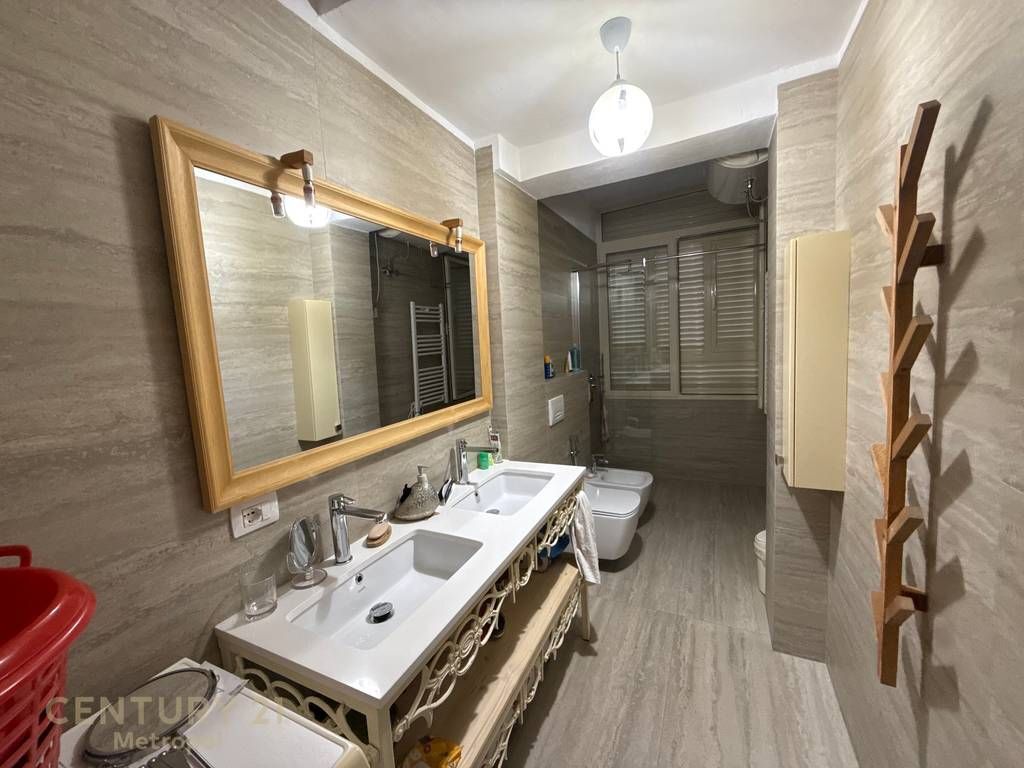 VENDESI APPARTAMENTO 2+1 VICINO AL EX MERCATO ELETTRICO