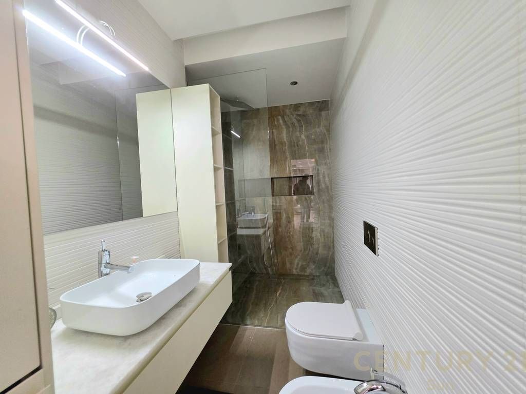 APARTAMENT 2+1+2 QIRA PRANE LIQENIT ARTIFICIAL 1,300 €