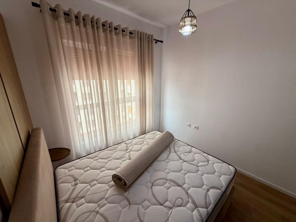 📣 AFFITTO SUPER Appartamento 1+1 📍 Complesso Kadiu, Ali Dem ✨ 💶 Prezzo 45.000 Leke/Mese