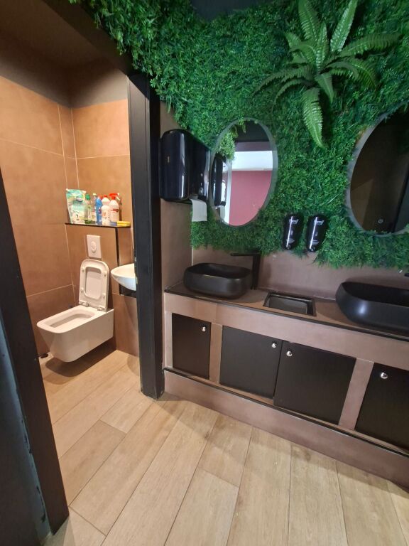 LOLAL ME QIRA TE 21 DHJETORI. BUZE RRUGES