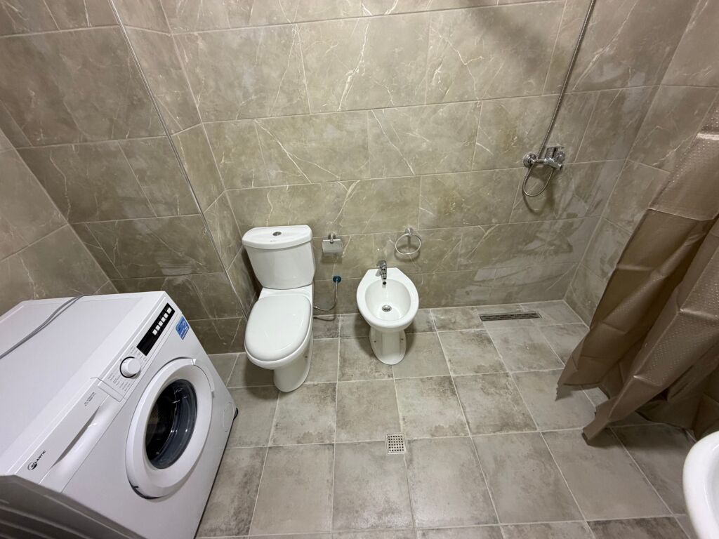 Apartament 2+1 me qira – Zona 5 Maji
Jepet me qira apartament 2+1 në zonën e 5 Majit.  • Ndodhet në pallat të ri  • Kati i 2-të dhe kati i 5-të (opsione të disponueshme)  • Organizim i rregullt dhe hapësira të bollshme  💰 Çmimi: 50,000 lekë/muaj  