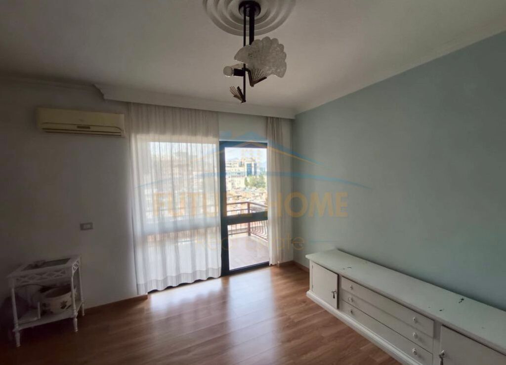 Qera, Ambjent zyre, Bllok,Tiranë