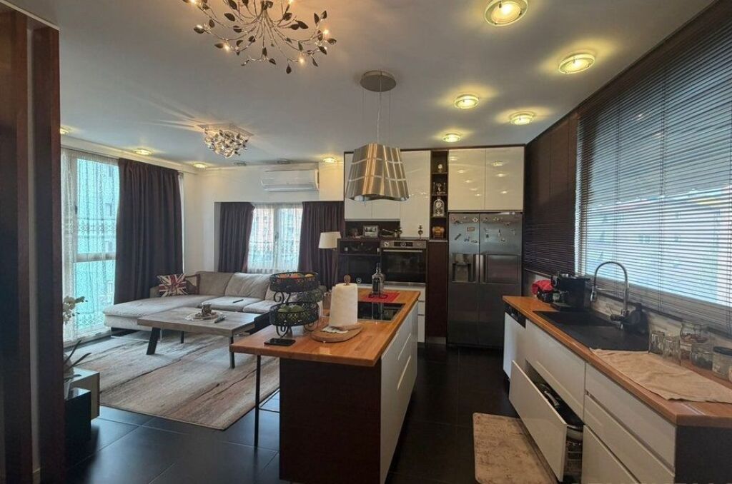 Dupleks me qira , tek Kristali