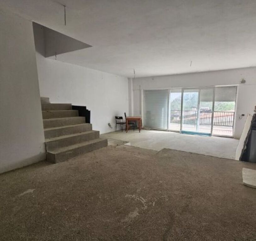 Shitet Vile me pishine