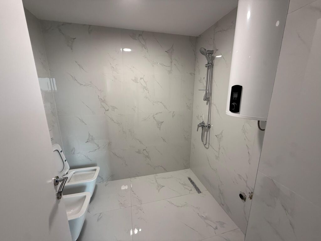 📣 AFFITTO Appartamento 2+1+2 con Parcheggio📍 Vicino a Casa Italia ✨  🏢 Nuova Costruzione 🪜 5° Piano (Con Ascensore) 🛋️ Arredato con Condizioni Moderne ✅ Mai Abitato Prima  💶 Prezzo 750 Euro