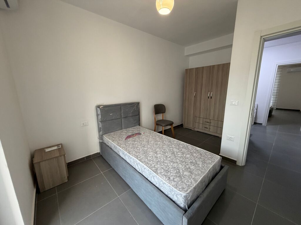 🏡 Appartamento 3+1 in affitto a 5 Maji  Alla fine della strada, in un palazzo nuovo, al 3° piano. Spazio ampio e illuminazione naturale.  💰 65.000 lek/mese 📩 Contatta per maggiori informazioni!