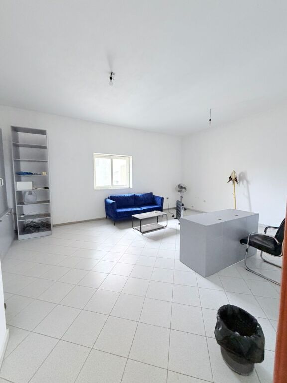 JEPET ME QERA AMBIENT BIZNESI ZONA E ISH KENETES, DURRES