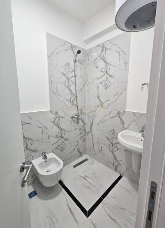 Affittiamo appartamento 2+1 con veranda