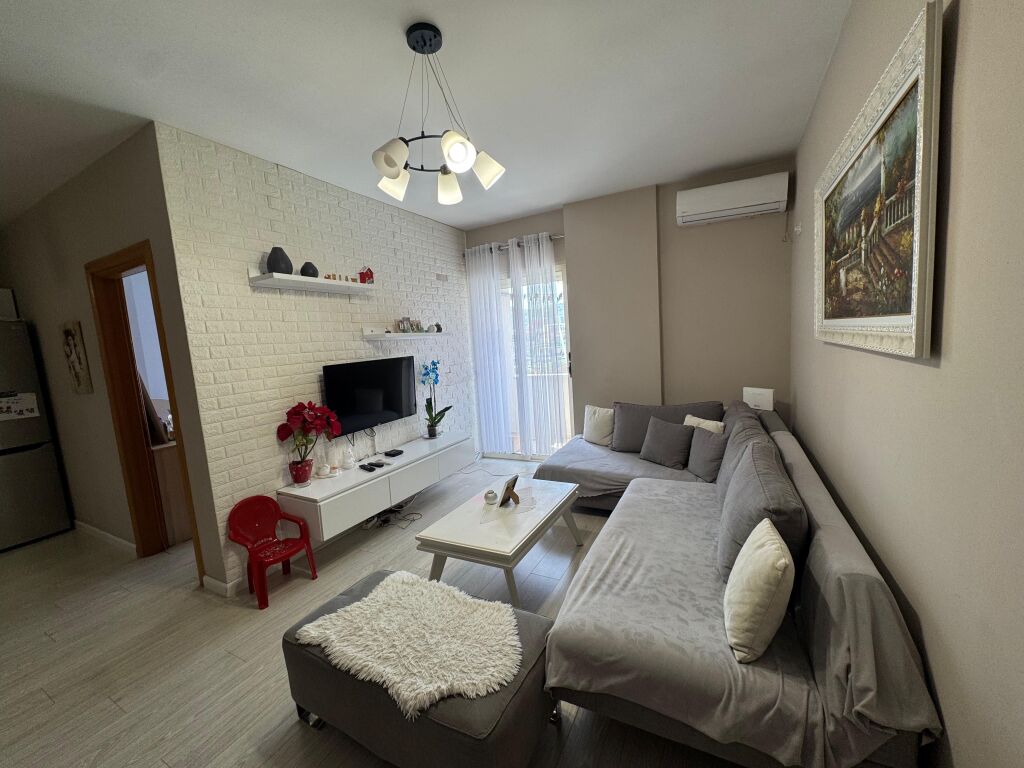 Shitet apartament 1+1 , pran fabrikes se miellit , Tirane