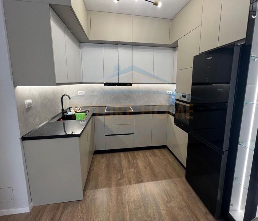 Affitto, Appartamento 1+1+Posto Auto, Complesso E-88, Tirana.